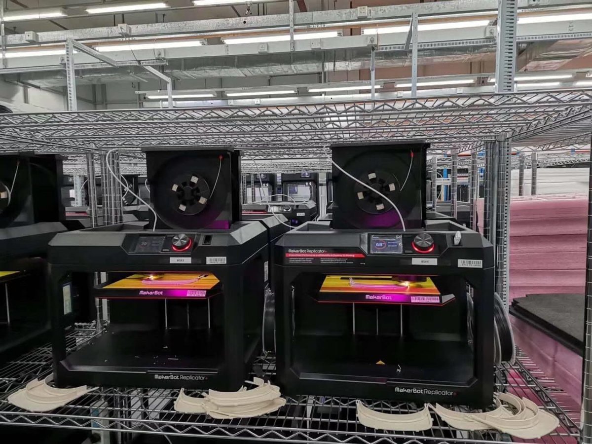 graph_image's tweet photo. Graph'Image est fier d'avoir été choisi pour accompagner l'état français dans la création et le développement d'une ferme d'imprimantes 3D MakerBot Method et Method X en urgence pour faire face au Covid-19 sur notre territoire.

#makerbot #quatrecarre #impression3d #covid19 https://t.co/pdvcNuF9UA