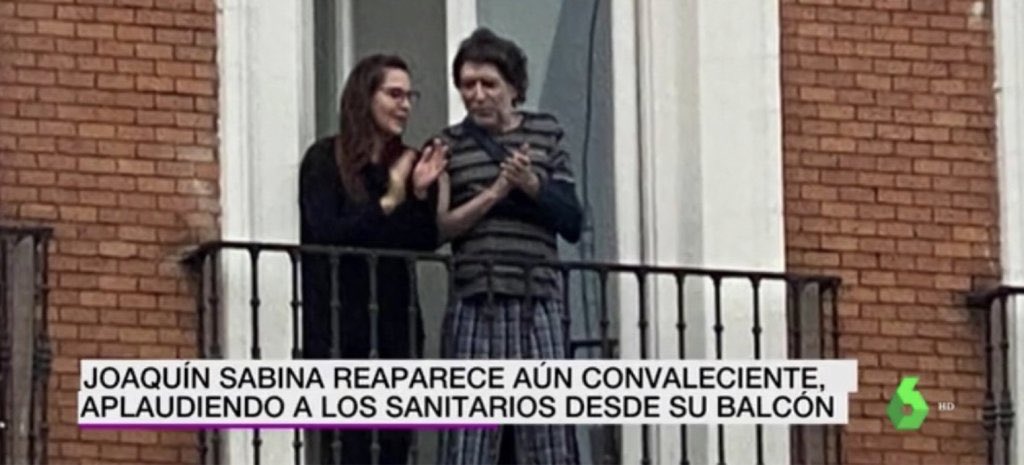 Joaquín Sabina, en el balcón de su casa aplaudiendo a las 20:00 horas a los sanitarios y trabajadores en la primera línea de batalla contra el #Coronavirus