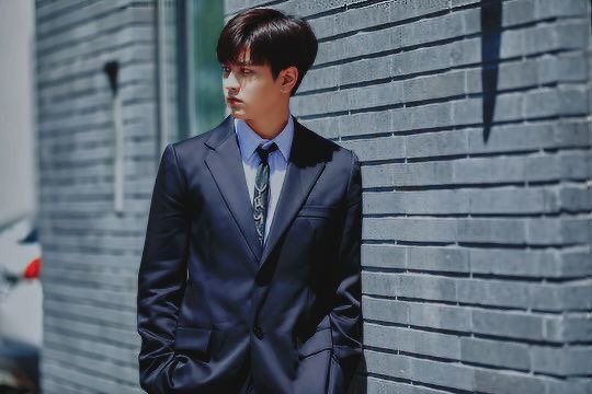 180cm 넘는 남돌봇 tweet media