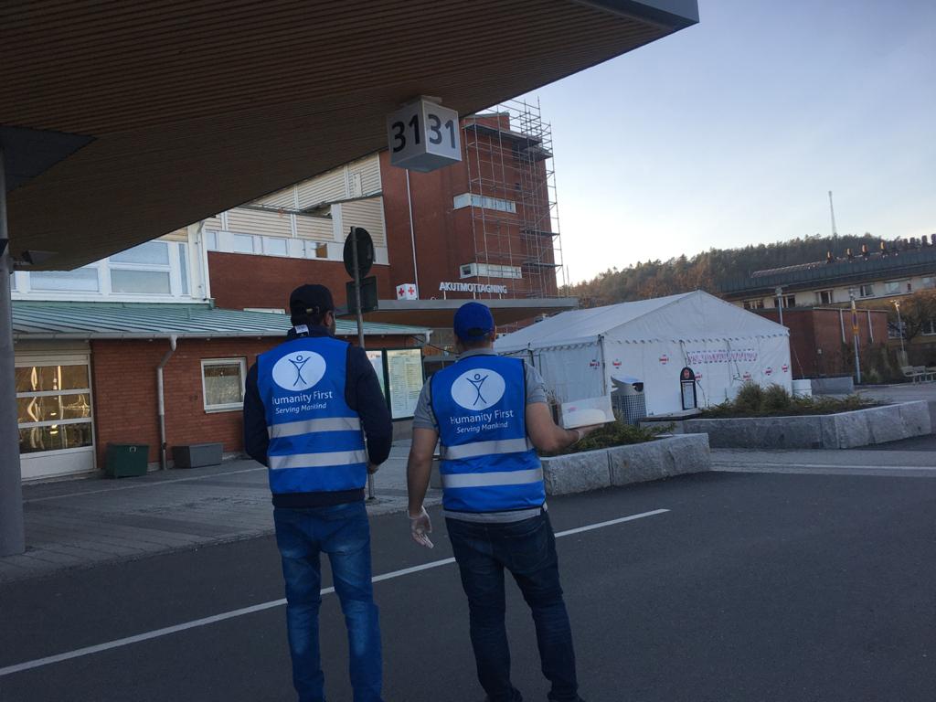 HumanityFirstSE's tweet photo. Igår delades fika ut till Göteborgs tre akutmottagningar. Vi ser antalet fall i Göteborg börjar öka och nu mer än någonsin är det viktigare för HF att finnas på plats för att tjäna mänskligheten.

#svpol @sahlgrenska #gbg #covid19 #coronatider #Coronasverige https://t.co/eulbzSJAll