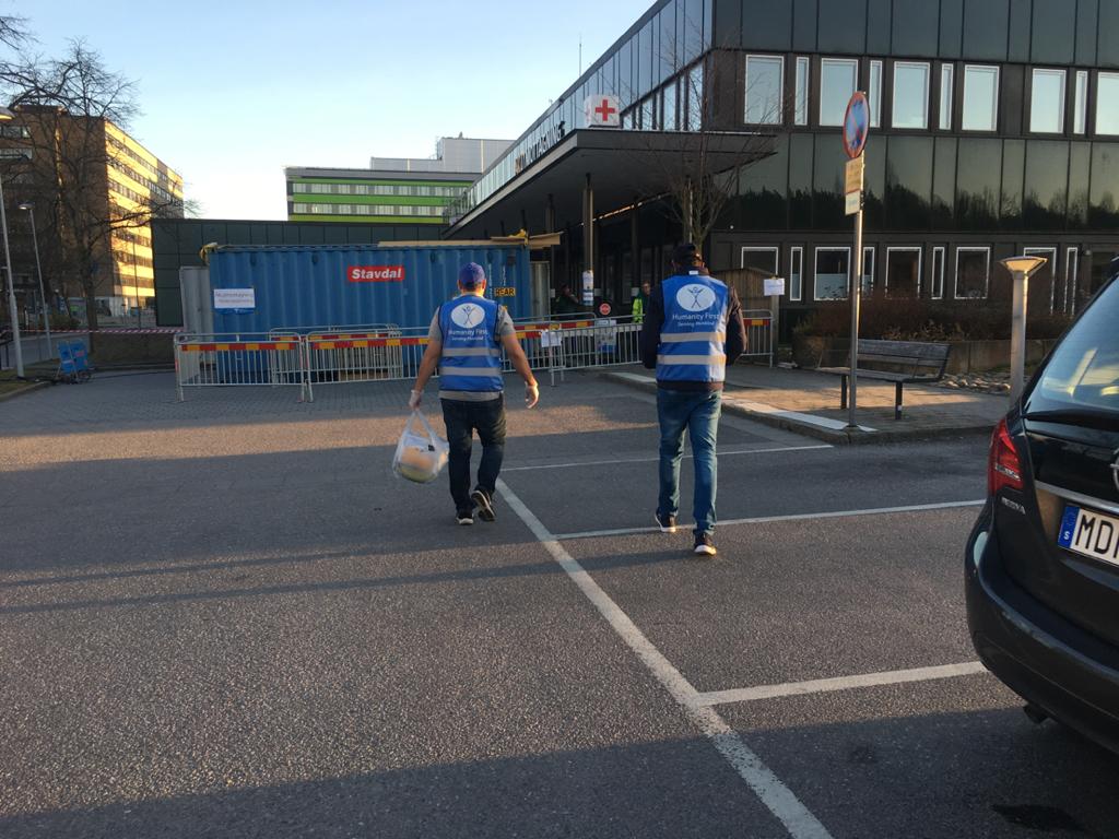 HumanityFirstSE's tweet photo. Igår delades fika ut till Göteborgs tre akutmottagningar. Vi ser antalet fall i Göteborg börjar öka och nu mer än någonsin är det viktigare för HF att finnas på plats för att tjäna mänskligheten.

#svpol @sahlgrenska #gbg #covid19 #coronatider #Coronasverige https://t.co/eulbzSJAll