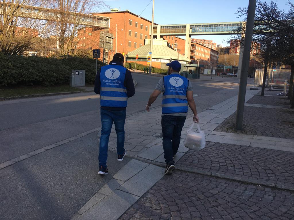 HumanityFirstSE's tweet photo. Igår delades fika ut till Göteborgs tre akutmottagningar. Vi ser antalet fall i Göteborg börjar öka och nu mer än någonsin är det viktigare för HF att finnas på plats för att tjäna mänskligheten.

#svpol @sahlgrenska #gbg #covid19 #coronatider #Coronasverige https://t.co/eulbzSJAll