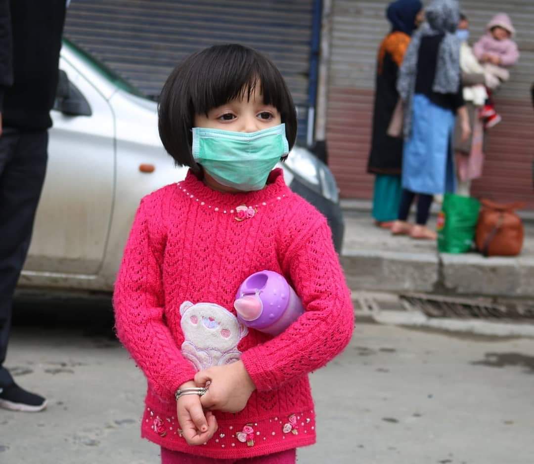 wakashmir's tweet photo. Little Girl wearing protective masks wait outside a quarantine center for a bus as they leave after completing their quarantine period in Srinagar  kashmir on 06 April 2020. 

Photo by #FirdousQadri

#COVID19
#Kashmirlockdown https://t.co/hfODUk7Qtm