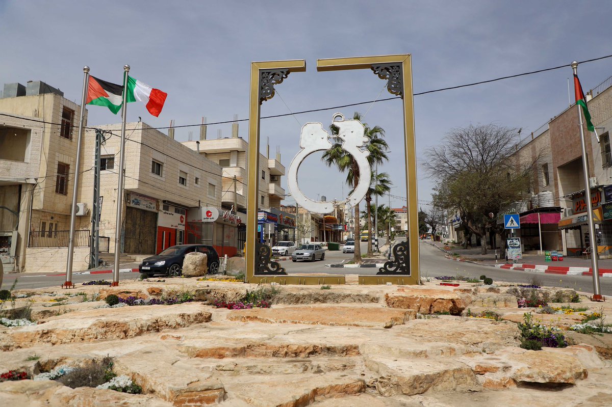 FiodorV's tweet photo. Atti simbolici a testimonianza dello spirito universale di fratellanza e solidarietà tra popoli.
Grazie #dura #Palestine https://t.co/n2LpyZgssr