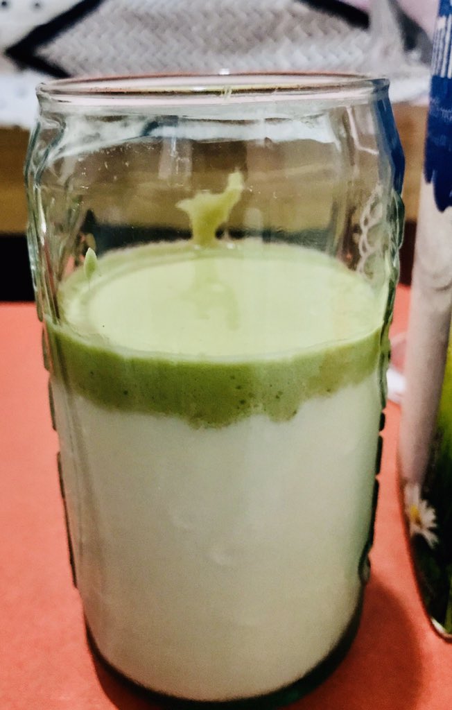 NoviHanabi's tweet image. Sore ini berhasil iseng bikin #dalgonamatcha , ini nagih banget si menurutku, jauh lebih enak dibanding yg coffee hahahaha... Bhay matcha latte nya sbux , hahahaha . Tapi kali ini pake milk frother ngaduknya, karena beneran ini lebih lama dibanding bikin kopi.