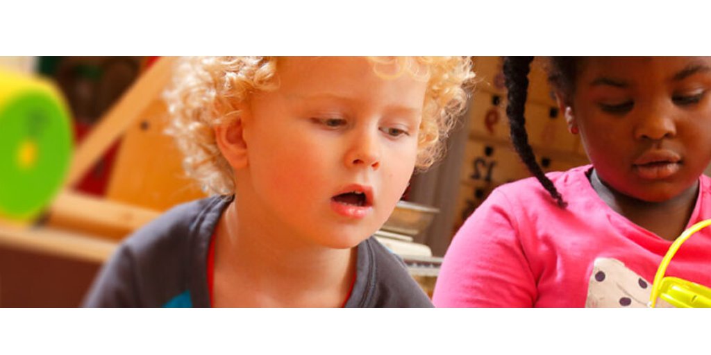 Kleuters en onderwijs op afstand passen eigenlijk niet bij elkaar. Dat geldt ook voor peuters en voorschoolse educatie op afstand. Het belangrijkste is om contact te houden met de kinderen. Het is fijn als je daarbij leerzame activiteiten kunt aanreiken ow.ly/j4QK50z68hX