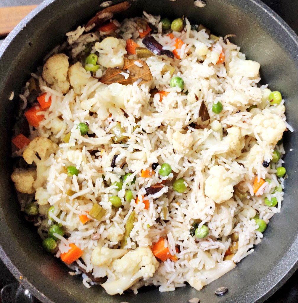 Monday hai to pichhatees cheezein nahi ban sakti... Hence  #jogacooks mein vegetable pulao and cucumber raita for lunch But baat yeh hai ki dono amazing bane  I made my style of slightly sweet kheera raita with fresh bhuna kuta jeera after ages... UP/ghar ki yaad agayi 