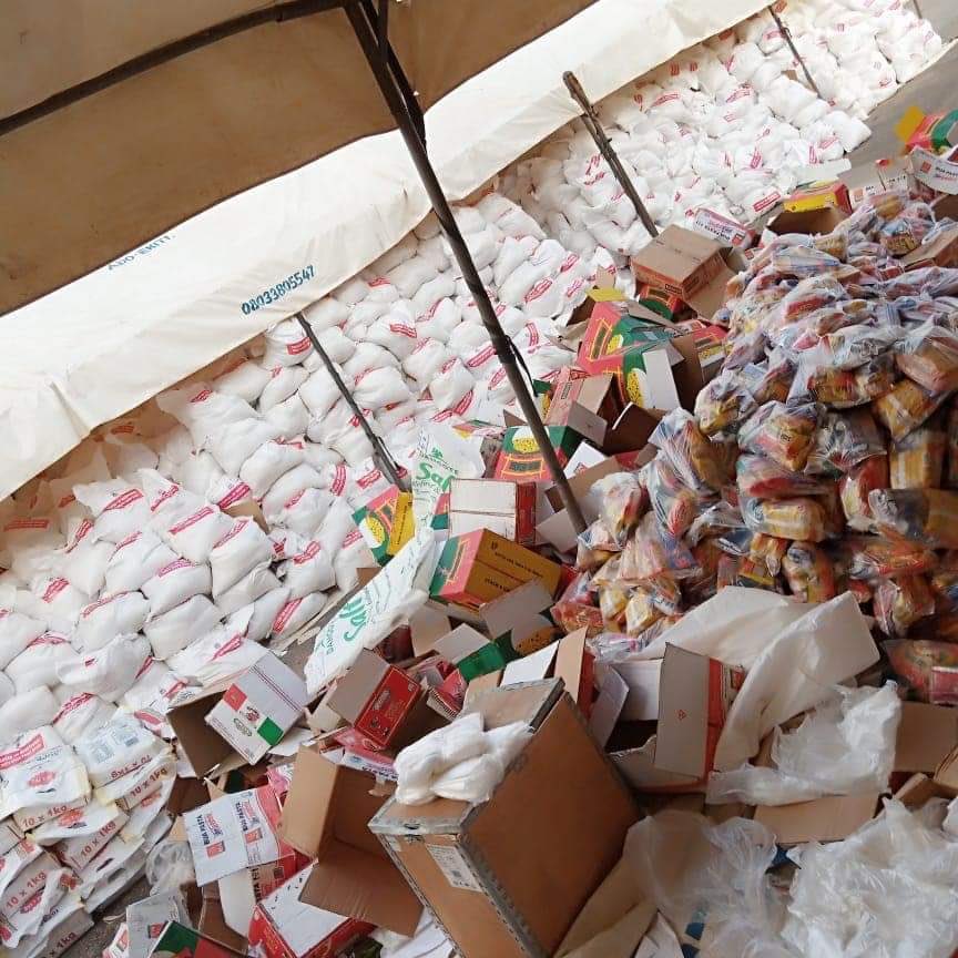 AyomideOmoo's tweet photo. Ekiti State Government commence distribution of food items to the vulnerable and poor masses.

#RestoringOurValues https://t.co/AZ6XleyVvM