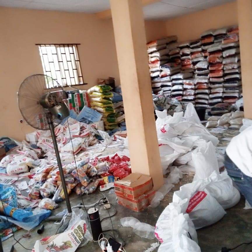 AyomideOmoo's tweet photo. Ekiti State Government commence distribution of food items to the vulnerable and poor masses.

#RestoringOurValues https://t.co/AZ6XleyVvM