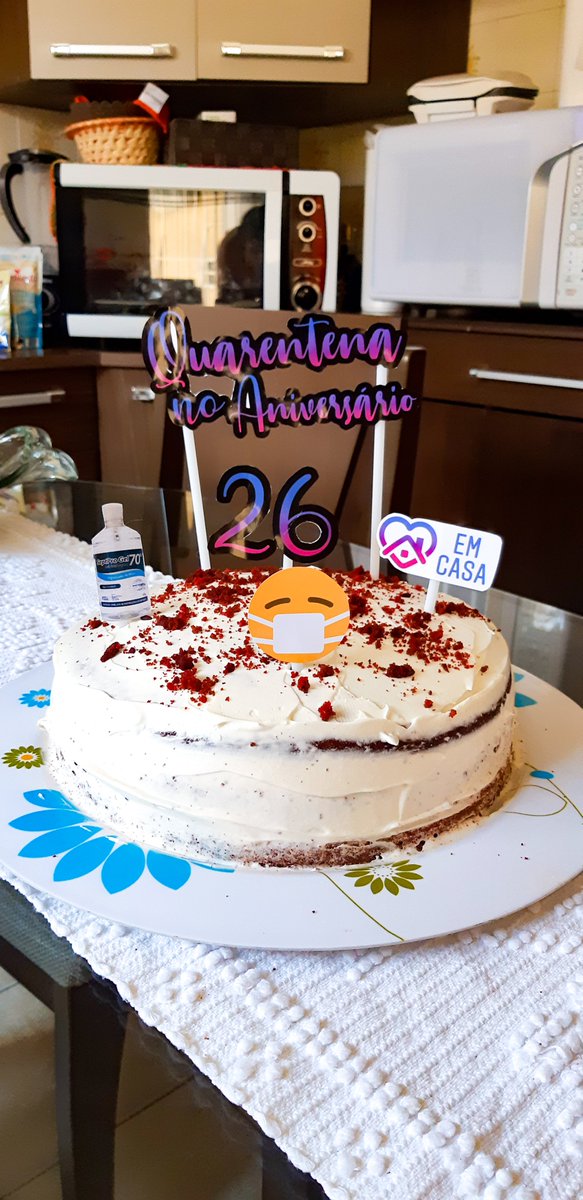 marcellab_f's tweet photo. Um bolo diferente para um aniversário diferente! Ontem foi meu niver e ñ deu pra comemorar abraçando quem mais amo, mas o q importa é que estamos com saúde e em casa #fiqueemcasa #BDSP https://t.co/KMp0bSUU7J