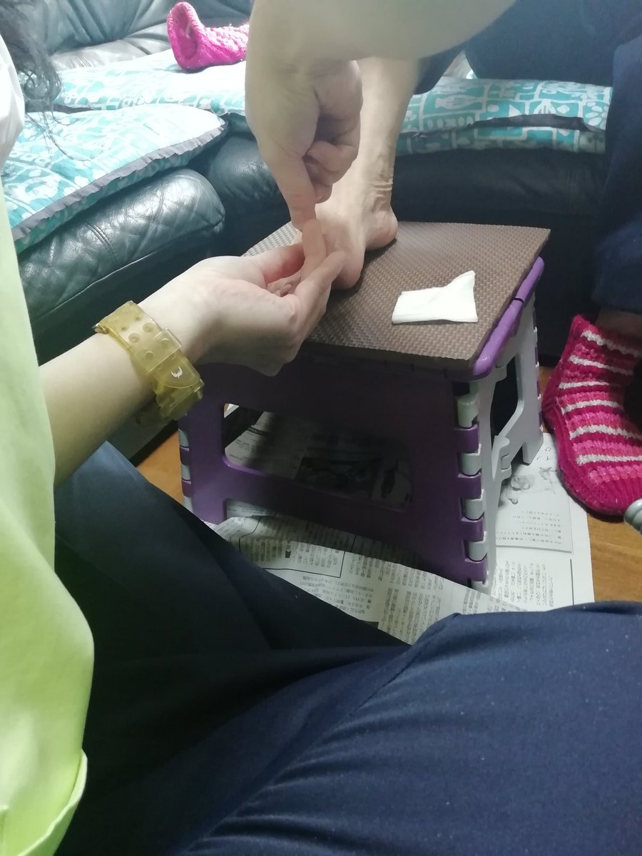 realizer合同会社 足のケアに意識が高いご夫婦 ご主人はネイルケア 奥さまは巻爪補正 お二人共自転車 でお買い物したり 畑でお野菜作ったりとアクティブ ケア後は毎回 私達と爪談議で盛り上がる ネイルケア 巻爪 足