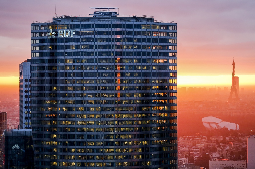 SeverineHolbach's tweet photo. #Tousmobilisés EDF s'engage pour les entreprises : 1⃣ Maintien du lien commercial 2⃣ Report du paiement des factures énergétiques pour les clients TPE éligibles au Fonds solidarité 3⃣ Soutien à tous ses fournisseurs TPE et PME. En savoir plus ➡ https://t.co/tM2FEaXD8n https://t.co/8Ek0obYnmu