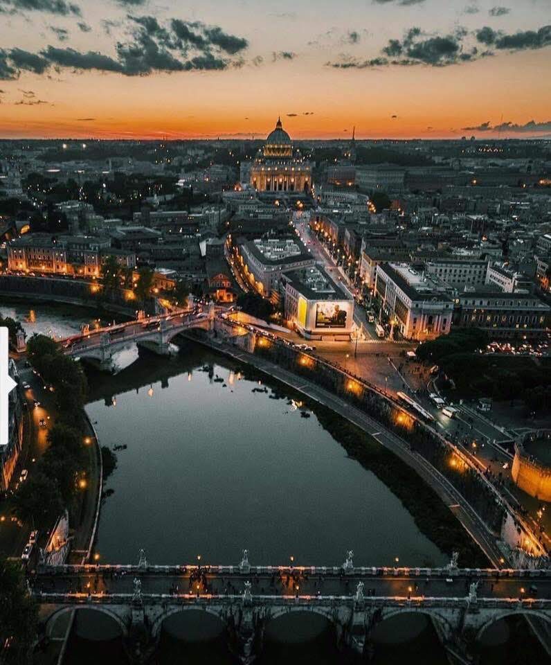 Esto fue, queridos Quirites, el segundo día en Roma. Espero les haya gustado tanto como a mí. Descansen, guarden en su memoria cada imagen y sonido, cada olor, cada sabor y textura. El ser humano no creo en su historia algo más maravilloso que Roma.