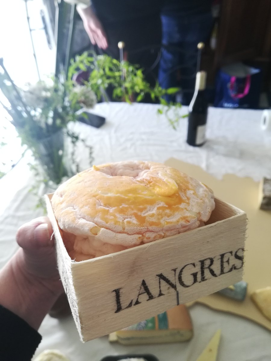  #CheeseThreadUne belle découverte pour moi : le Langres, avec sa belle coloration orangée. Il tire son nom du plateau de Langres dans le Grand-est. Plus la cuvette du dessus est affaissée, plus il est affiné !