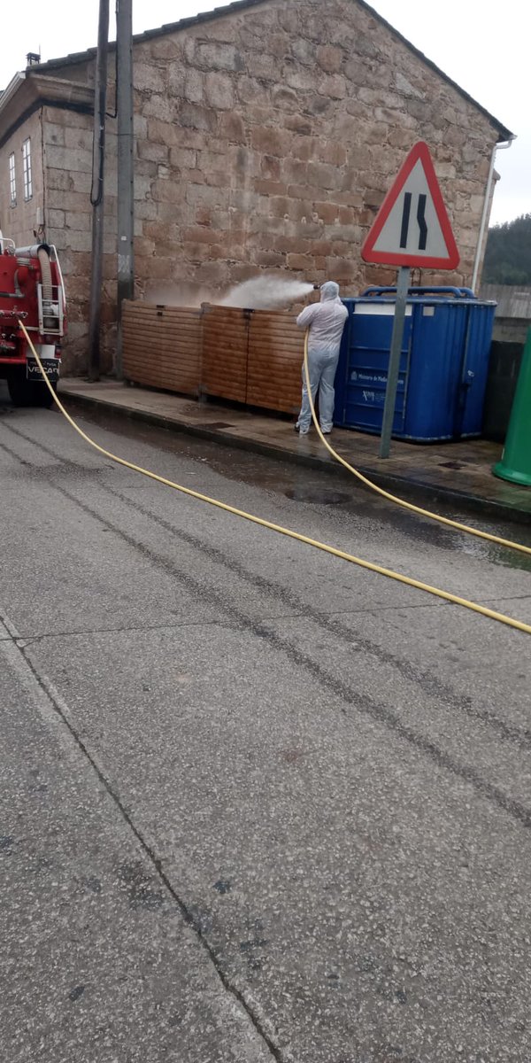 ℹ️ #COVID19 👉 Este luns comezamos unha nova semana coa limpeza e desinfección de espazos públicos, neste caso no barrio de San Lázaro. Agradecemos o intenso traballo que están levando a cabo os operarios do Concello de Mondoñedo durante este período de Estado de Alarma👇