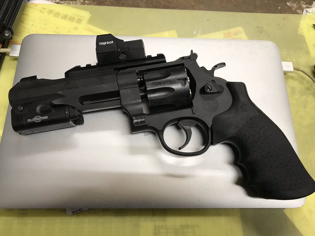 Big Out 私のマイガンの紹介 タナカm327 M P R８ 実銃では357マグナム弾を8発装填出来る贅沢なリボルバーです Dotはタイニードットとレプのライトを装備 シリンダーは黒染めをしています カスタムしてタナカの弱点の初弾のパス を克服していますw16連の
