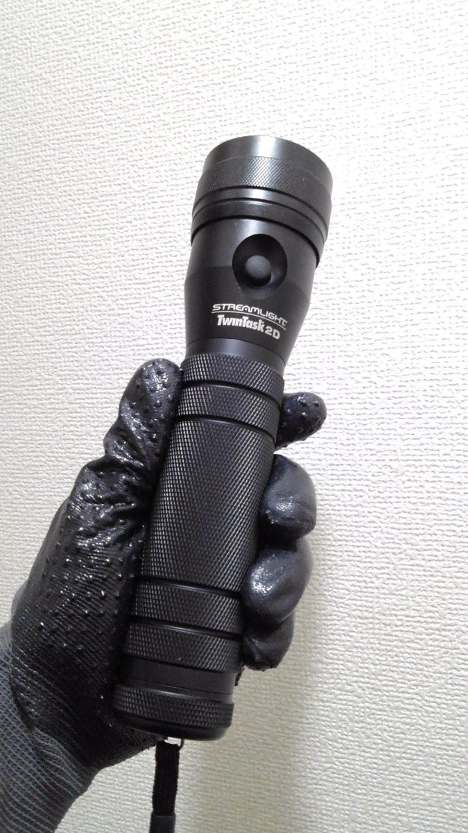 Snttm ストリームライトはいいぞ Streamlight Twintask 2d キセノン電球と砲弾形ledのハイブリッド 2d仕様で 5led 10led キセノン電球の順で点灯 キセノン電球が最も暗い 近距離向け配光 Ledは かなり青白い光色の為 自作のカラーフィルターと