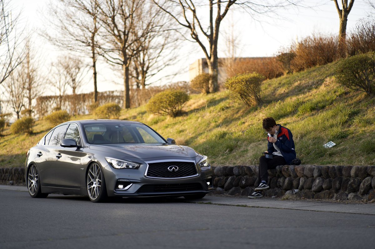 たくま 久しぶりにくっっっさい 車とオーナー 撮ってもらった 車 に全く興味ないポートレートカメラマンだけどここまでバランスよく車と人撮れるのすごいよね あとこれ全部撮って出しなのa7 もマジすごい