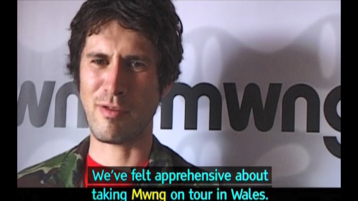ffaroutblog's tweet photo. Gruff Rhys ar Mwng https://t.co/QqKVhb5KtO https://t.co/I4orEXwnrv