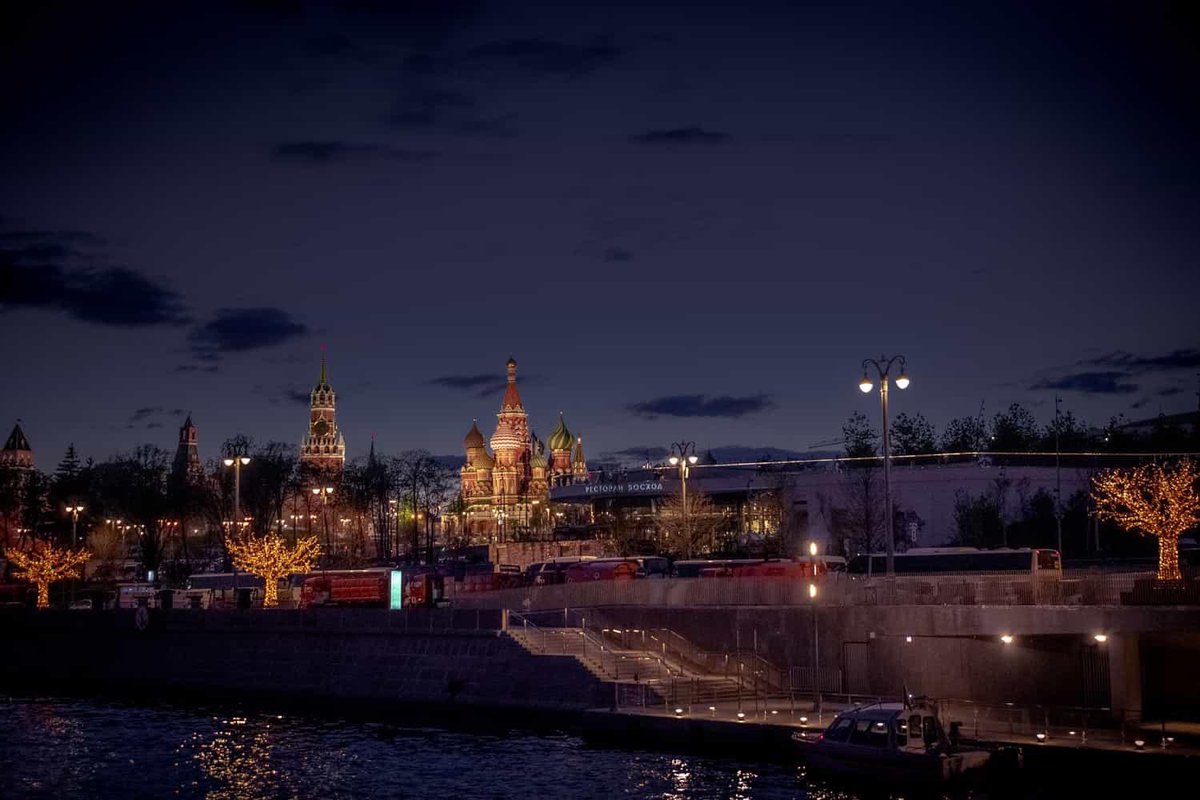backpacksters's tweet photo. On day 3 of #virtualtravel, lets go to Russia! 🇷🇺

https://t.co/zl7AGPyfbL

The grand Moskva river flows slowly through Moscow, Russia's great capital city. And the highlight of cruising down on this river is to watch those beautiful monuments lit up! 🤩 https://t.co/NFqiO4fSLj