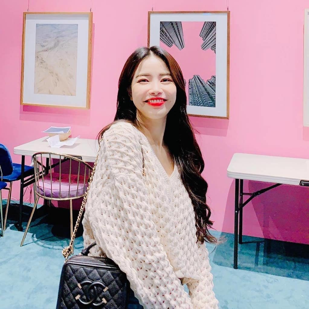 kim yongsun / solar- makes u do silly youtube challenges with her - serenades u quite often- late night dates !!- vvv affectionate- lowkey buys u everything u want- always there for u when things get tough- probably makes u learn tiktok dances- says “i love you” a lot