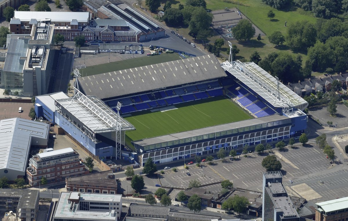 Het stadion van de grote rivaal Ipswich Town vind ik net iets mooier dankzij de twee heerlijke tribunes aan de lange zijde.
