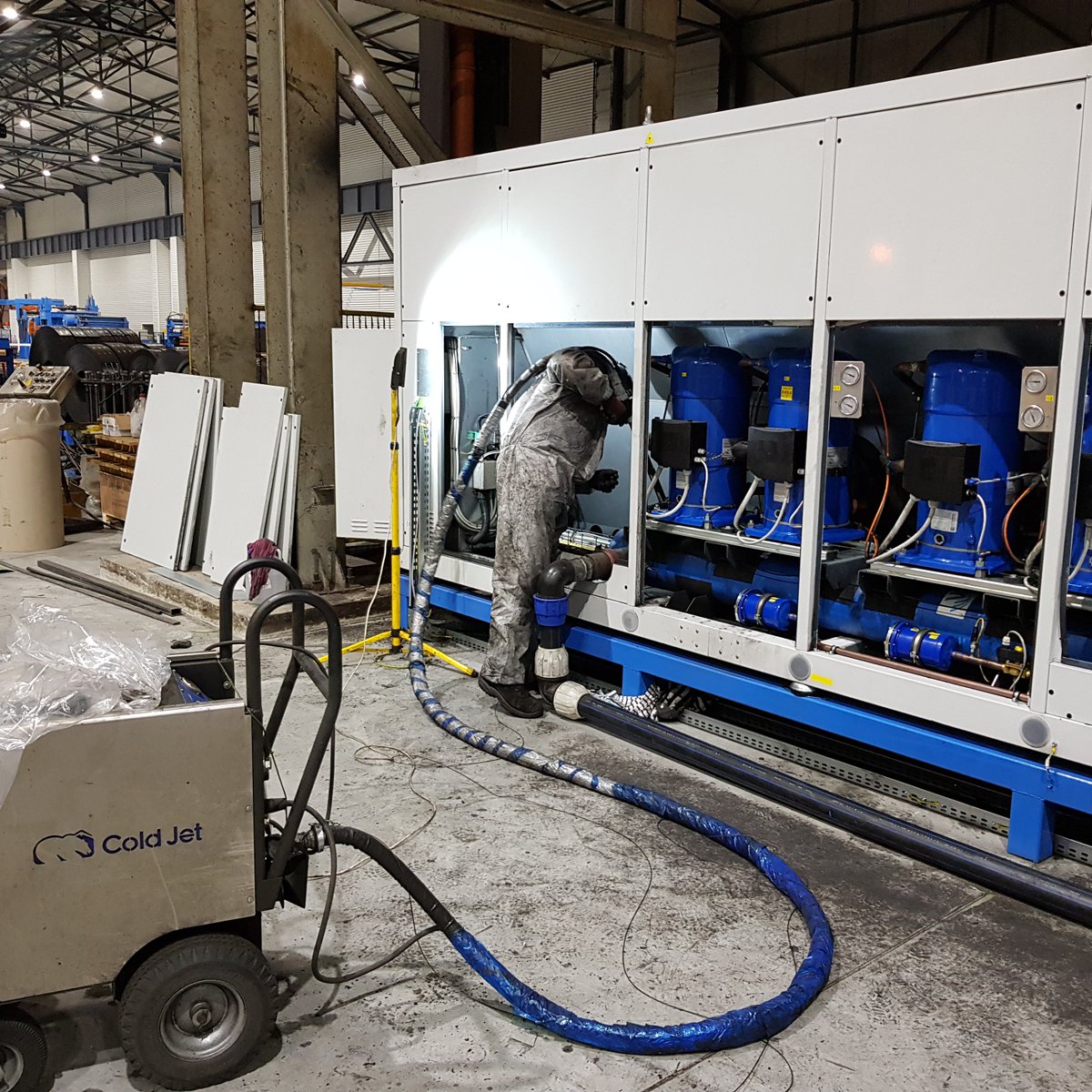 TechMBC's tweet image. Świadomi aktualnych zagrożeń oraz potrzeb zapewnienia ciągłości dostaw, nasze zespoły MBC i MBC Tech, wyposażone są w urządzenia do dezynfekcji metodą zamgławiania. Wszystkie usługi serwisowo-techniczne wsparte są dodatkową usługą dezynfekcji części lub całości zakładu.