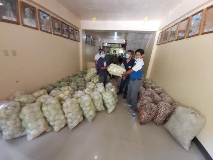 PHNews01's tweet photo. COVID-19 Task Force ng Mountain Province, naghatid na ng mga gulay para sa bayan ng #Barlig at #Bontoc. Binili ng lokal na pamahalaan ang mga gulay upang matulungan ang mga magsasaka at para mas masustansiya ang maipamahaging food assistance sa mga residente na apektado ng ECQ. https://t.co/IgGKAtZECB