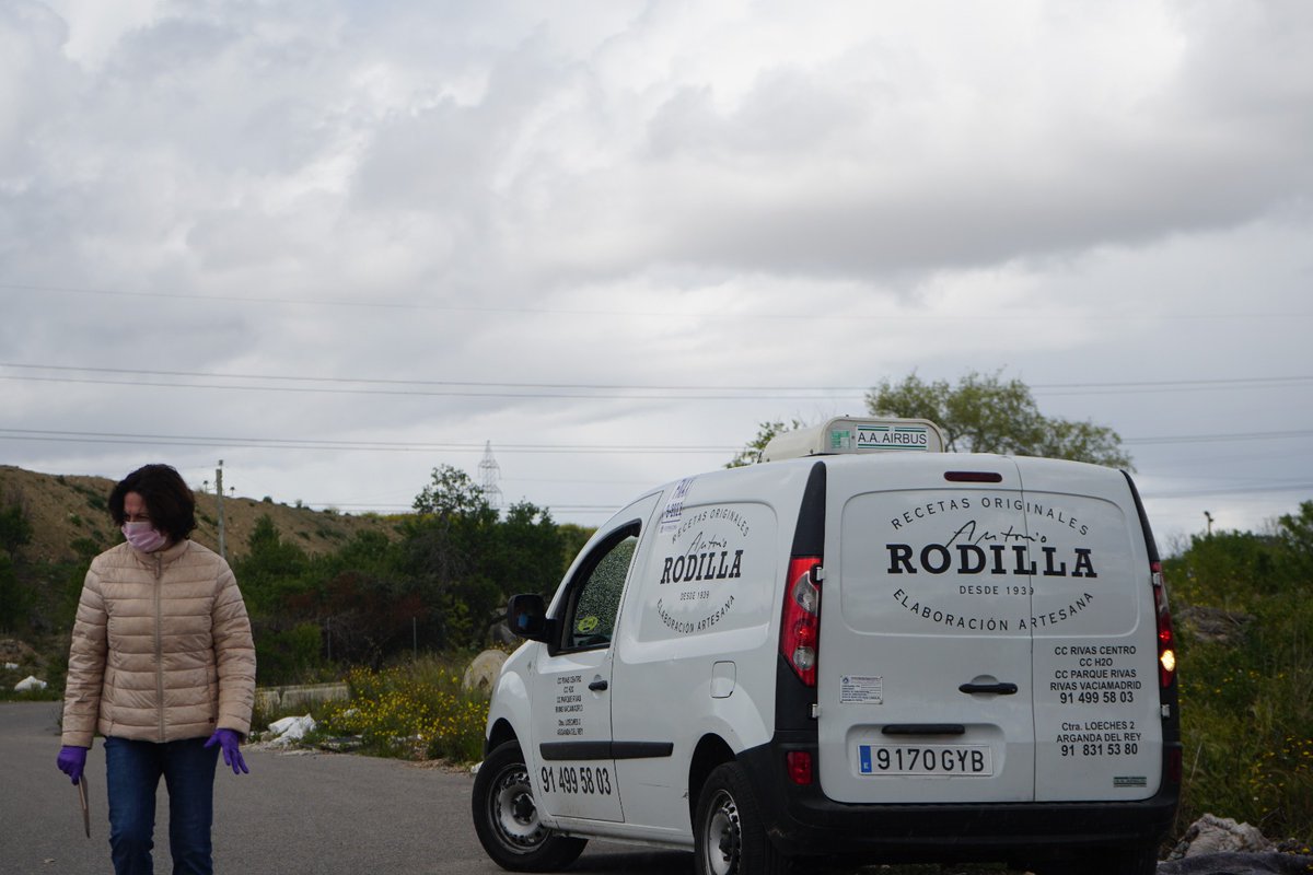 FVocesCD's tweet photo. ¡Gracias a los voluntarios y voluntarias que trabajan para que los niños de la #CañadaReal tenga acceso al menú escolar! 

🏠 Mientras ellos trabajan, nosotros seguimos cumpliendo la obligación de quedarse en casa. #FelizLunes https://t.co/9shaET7nLS