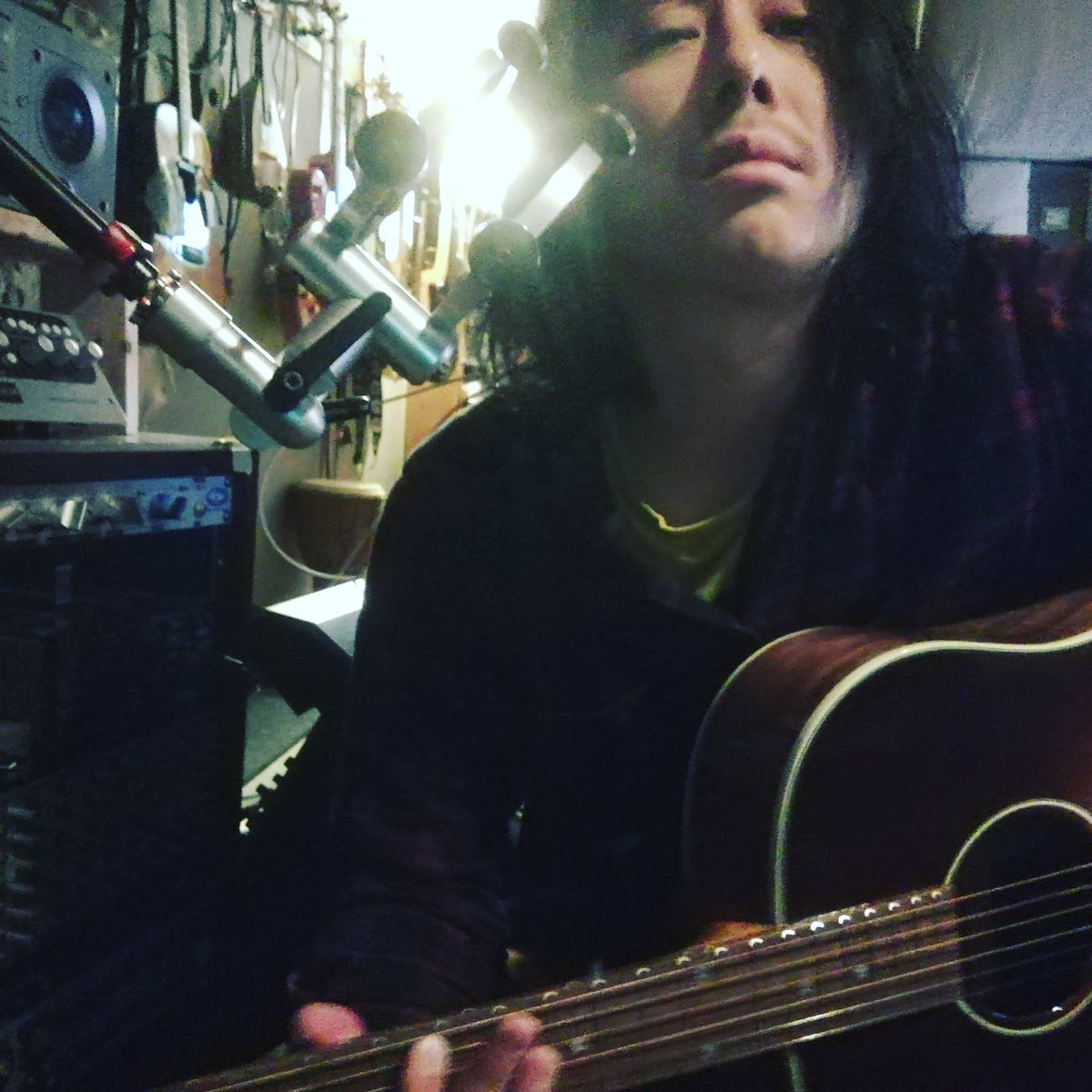 nemo1ro's tweet photo. ちょっとYouTubeに有名なある曲を弾いてみたので上げようかと画策中です。
#カバー #弾き語り #j45studio #Youtube #GIBSON https://t.co/gtIPq1sTKd