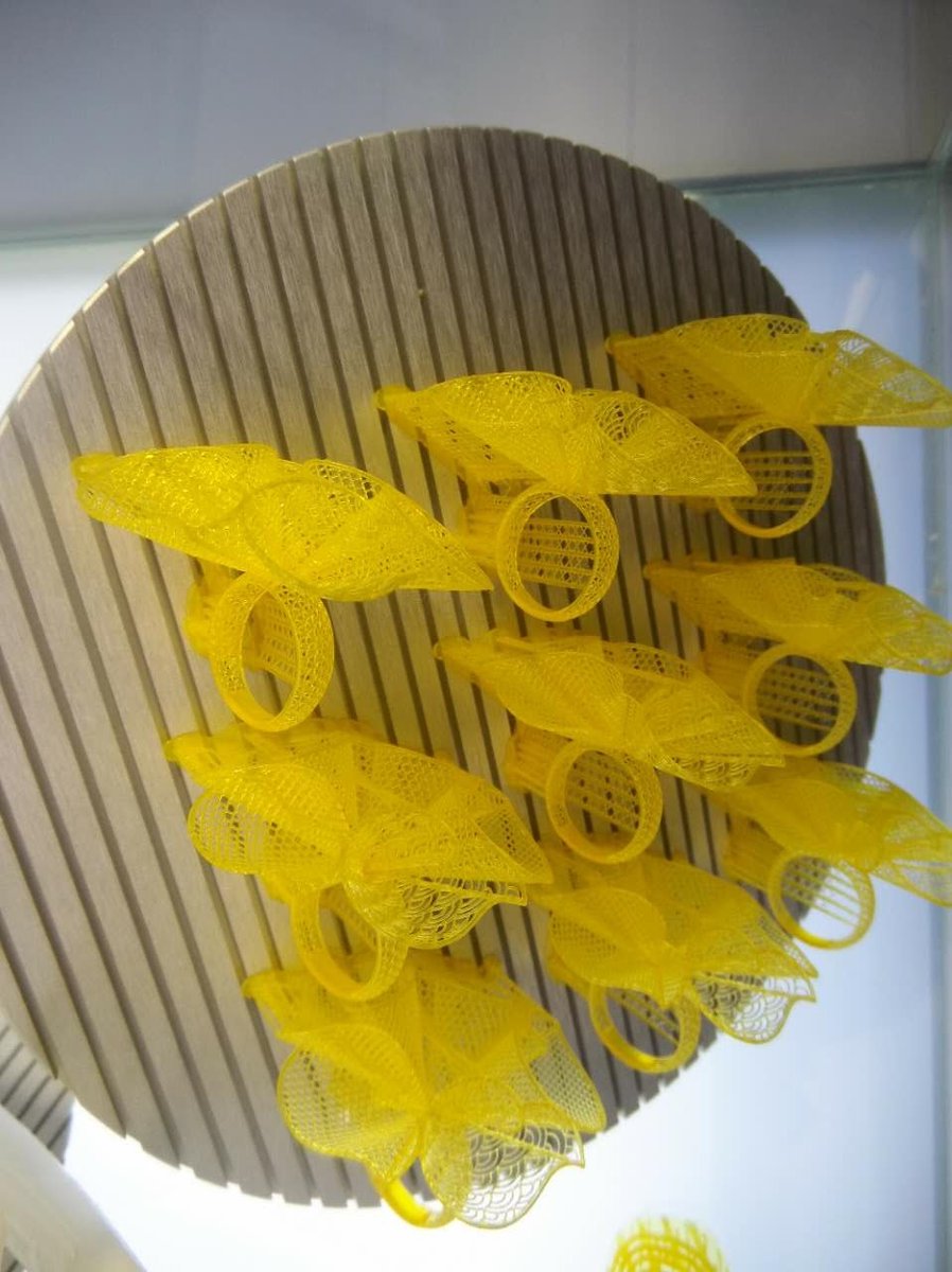 FloreZwx's tweet photo. #DLP resin is great to #3dprint jewelry #masterpattern. This resin model could be directly used to create a mold for its similar properties as wax. But #3dprinting could create complex shape and geometry that traditional #moldmaking hard to achieve.
#jewelrymaking #facfox3d https://t.co/2NvpcMkK26