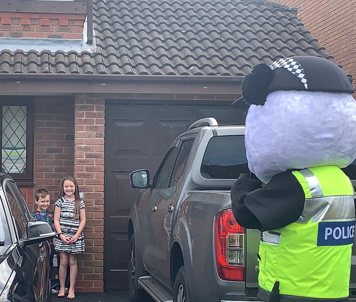 PoliceRuncorn's tweet photo. 1st visit of the day to Lottie who was 8 today. Have a great day. Lots of love from the PC Panda team ๐ผ๐ผ๐ผ #OperationBirthday #WeCare #PCPanda https://t.co/FYCz8809Zq