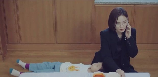 an endearing scene. we've seen songhwa being soft with uju, in contrast to ikjun's ex-wife who greeted us with lots of unpleasant news.if the pd/writer would prefer to take a route their main couples haven't taken before, they'd explore this one.  #HospitalPlaylist