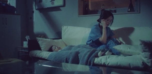 an endearing scene. we've seen songhwa being soft with uju, in contrast to ikjun's ex-wife who greeted us with lots of unpleasant news.if the pd/writer would prefer to take a route their main couples haven't taken before, they'd explore this one.  #HospitalPlaylist