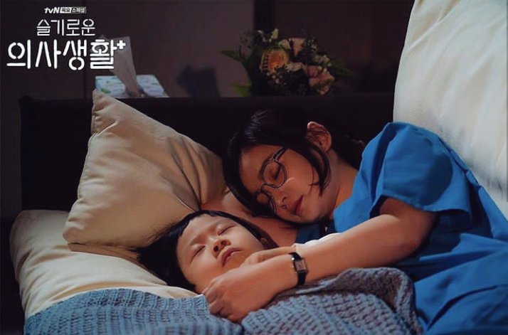 an endearing scene. we've seen songhwa being soft with uju, in contrast to ikjun's ex-wife who greeted us with lots of unpleasant news.if the pd/writer would prefer to take a route their main couples haven't taken before, they'd explore this one.  #HospitalPlaylist