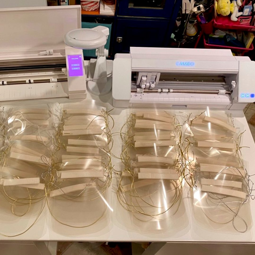 Brildor's tweet photo. 💡 En #Silhouette101 encontramos un manual para hacer máscaras de protección caseras 😷 Con láminas de acetato y #Cameo4 >> https://t.co/wRQA4CKBLW. ¡Gran idea para ayudar! En #SilhouetteDesignStore plantilla ID # 318208
Fotos: Teresa Pepe @silhouette.inc @TeresasPaperie https://t.co/yJw79t828B