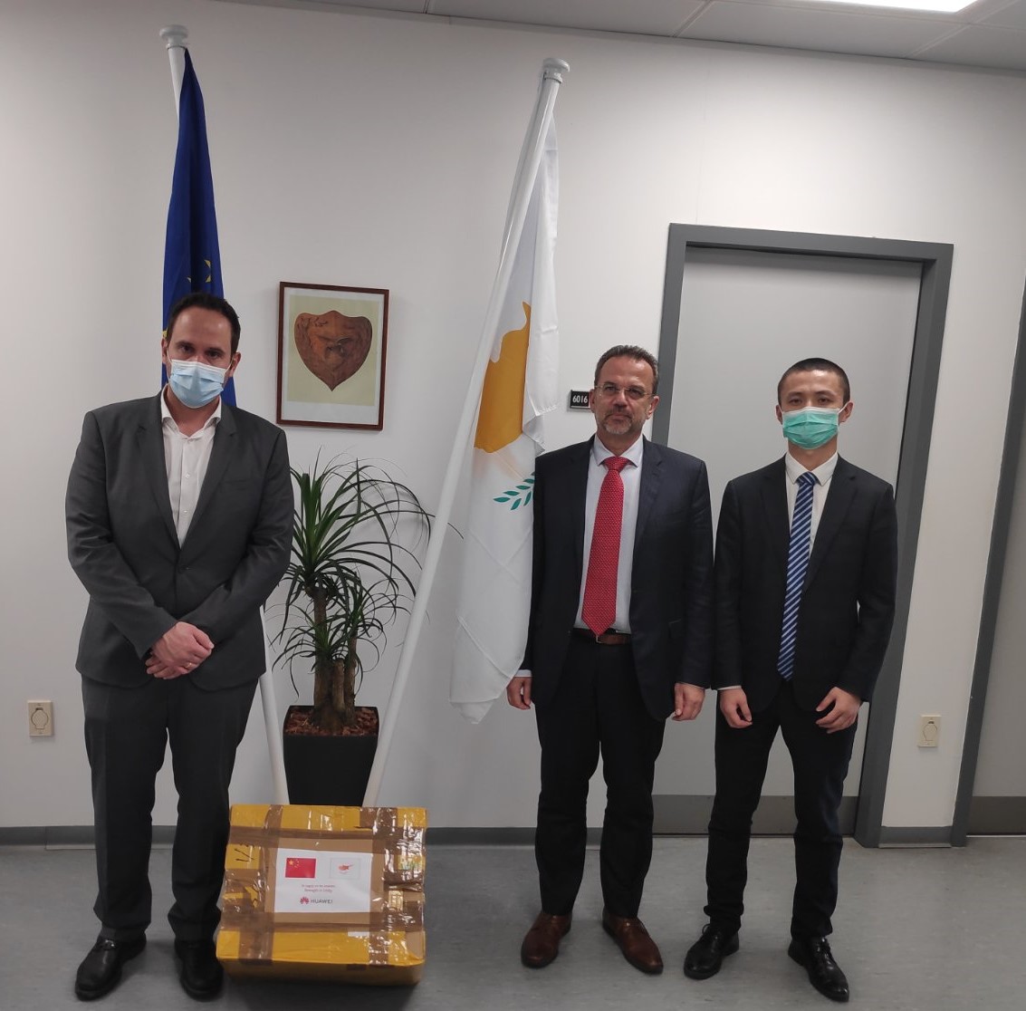 Deputy Ministry RID/Υφυπουργείο ΕΚΨΠ (@depminridcy) on Twitter photo Παραδόθηκαν σήμερα στο Υφυπουργείο 1000 προστατευτικές μάσκες, δωρεά της εταιρείας #Huawei Technologies #Cyprus. Θερμές ευχαριστίες στην #Huawei για την αλληλεγγύη & τη σημαντική συμβολή στις προσπάθειες αντιμετώπισης της κρίσης #ΘαΤαΚαταφέρουμε <a href="/kyriac_kokkinos/">Kyriacos Kokkinos</a> <a href="/LazarisNikolaos/">Nikolaos Lazaris</a> Παραδόθηκαν σήμερα στο Υφυπουργείο 1000 προστατευτικές μάσκες, δωρεά της εταιρείας #Huawei Technologies #Cyprus. Θερμές ευχαριστίες στην #Huawei για την αλληλεγγύη & τη σημαντική συμβολή στις προσπάθειες αντιμετώπισης της κρίσης #ΘαΤαΚαταφέρουμε <a href="/kyriac_kokkinos/">Kyriacos Kokkinos</a> <a href="/LazarisNikolaos/">Nikolaos Lazaris</a>