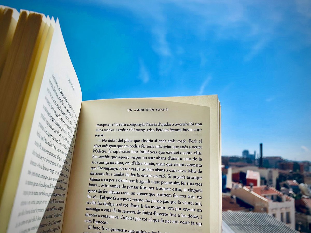 redondocristina's tweet photo. “Formava part d’una d’aquelles dues meitats de la humanitat en la qual la curiositat que té per les persones que no coneix queda substituïda per l’interès per les que coneix” —#lectorsdeviena llegint ☀️#unamordeswann de #marcelproust @Viena_Edicions traduït per @combray_de_loin https://t.co/cljM74JEsn