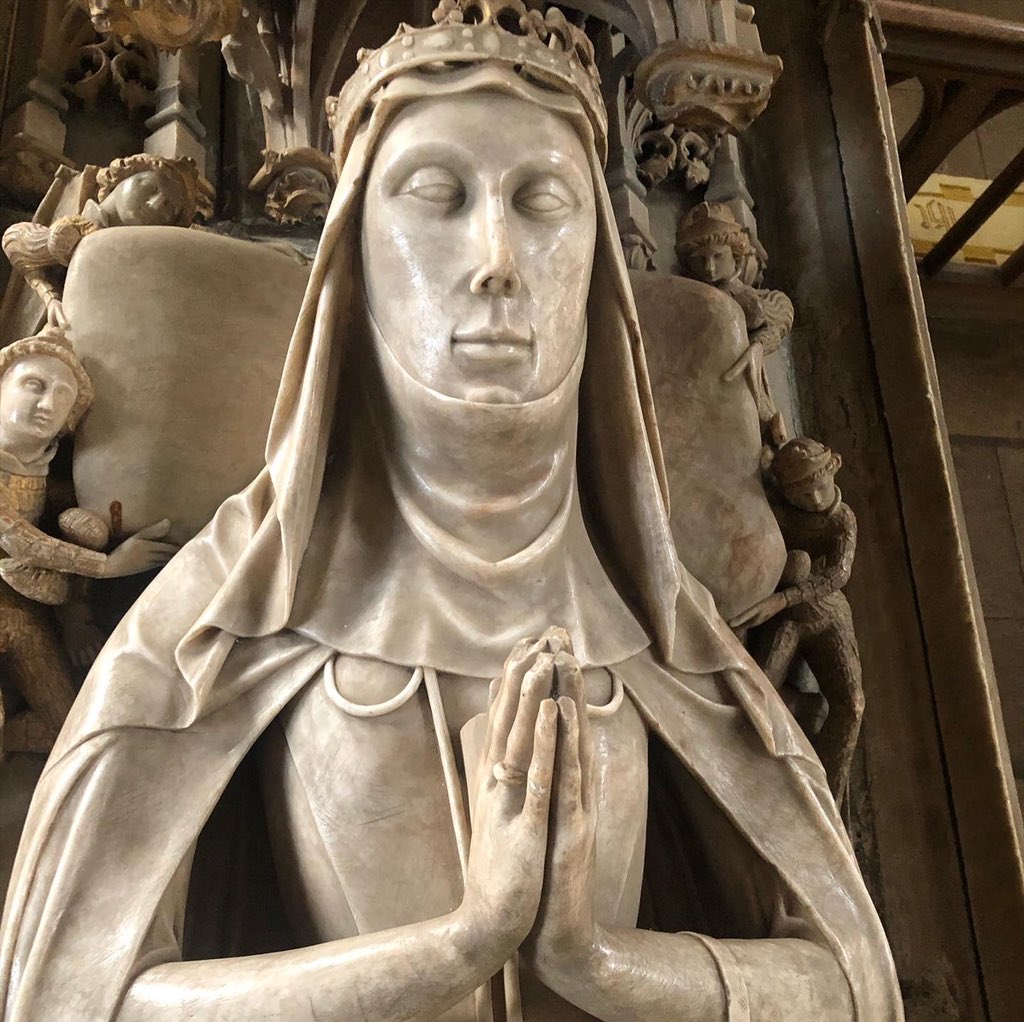 I teach the ‘Art of Death’  @UniKentHistory  @mems_ukc, which examines the visual culture of martyrs & the macabre from c150-1500. This is my fave tomb- in St Mary’s, Ewelme. It belongs to Alice de la Pole (d1475), Chaucer’s granddaughter  #artinquarantine  #arthistory  #mdievalart 1/