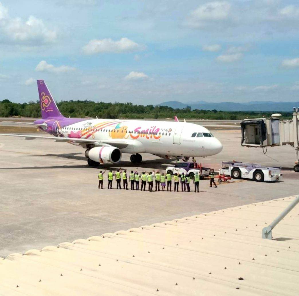 ThaiSmileAirway's tweet photo. ไทยสมายล์ขอปิดเทอมใหญ่ชั่วคราว ตามมาตรการป้องกันการแพร่กระจายของเชื้อไวรัสโควิด-19 ขอให้ทุกท่านดูแลสุขภาพให้แข็งแรง และปฏิบัติตามคำแนะนำต่างๆเพื่อหยุดเชื้อ หยุดการแพร่กระจาย แล้วเราจะกลับมาให้บริการทุกท่านด้วยรอยยิ้มที่สดใสกว่าเดิมอย่างแน่นอน รอเราด้วยนะคะ
#CWEsoon #SeeWEsoon https://t.co/DYEt8nPxFa