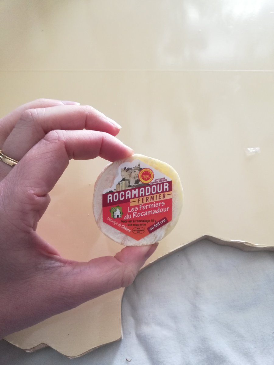  #CheeseThreadEt un petit  #Rocamadour, de la famille de « Cabécou », ou « petits fromages de chèvre. On pourrait dévorer ce petit palais en seulement une bouchée (il faut donc penser à en acheter plusieurs!!)