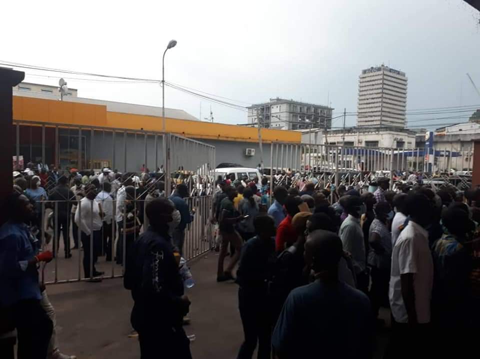 glody_zima's tweet photo. La #vente des #BADGES autorisant  la circulation par l'hôtel de ville de #KINSHASA dans le cadre d'un confinement total de la Gombé, prouve à suffisance l'inconscience, l'incongruité et l'irresponsabilité de ces dirigeants, et un jeu de #BENDA #LOKOTRO, dixit maman Ève BAZAIBA. https://t.co/sd9ZHMh7KZ