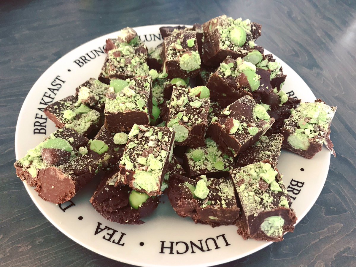 coyne_mrs's tweet photo. Couldn’t get any flour for some Easter 🐣 baking so made mint aero fudge instead for the first time! #Easter #baking #easterbaking #fudge #makingfudge #mintareobubbles #mintareo #mintareofudge #yummy 😋 https://t.co/jdOaKQriKg