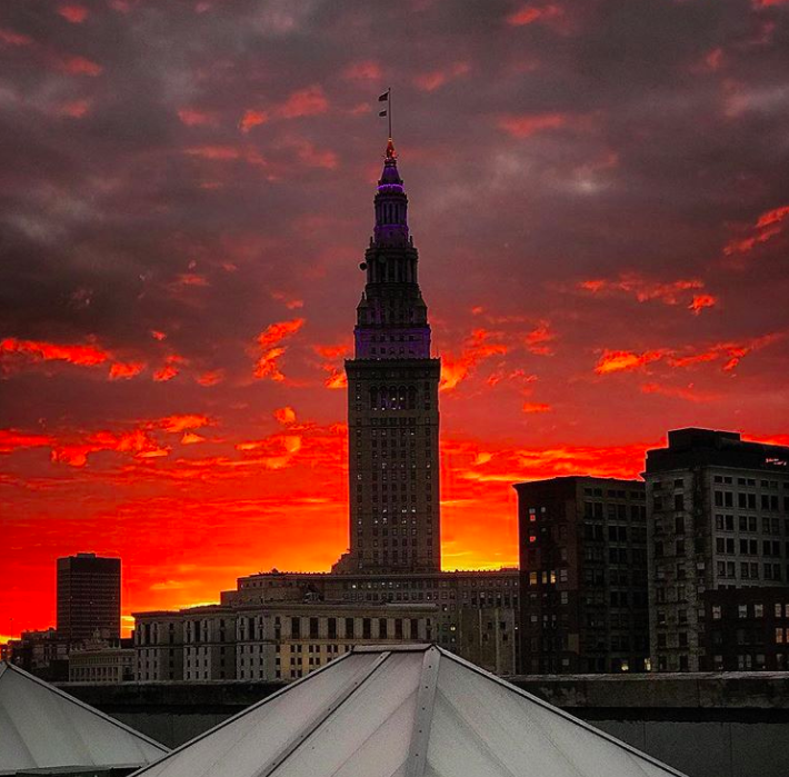 clevelanddotcom's tweet photo. Happy Monday, Cleveland! We ❤️ this fiery sky in this stunning capture of Terminal Tower. 🔥

Photo: j__more on Instagram https://t.co/EbvVGTlQ6I