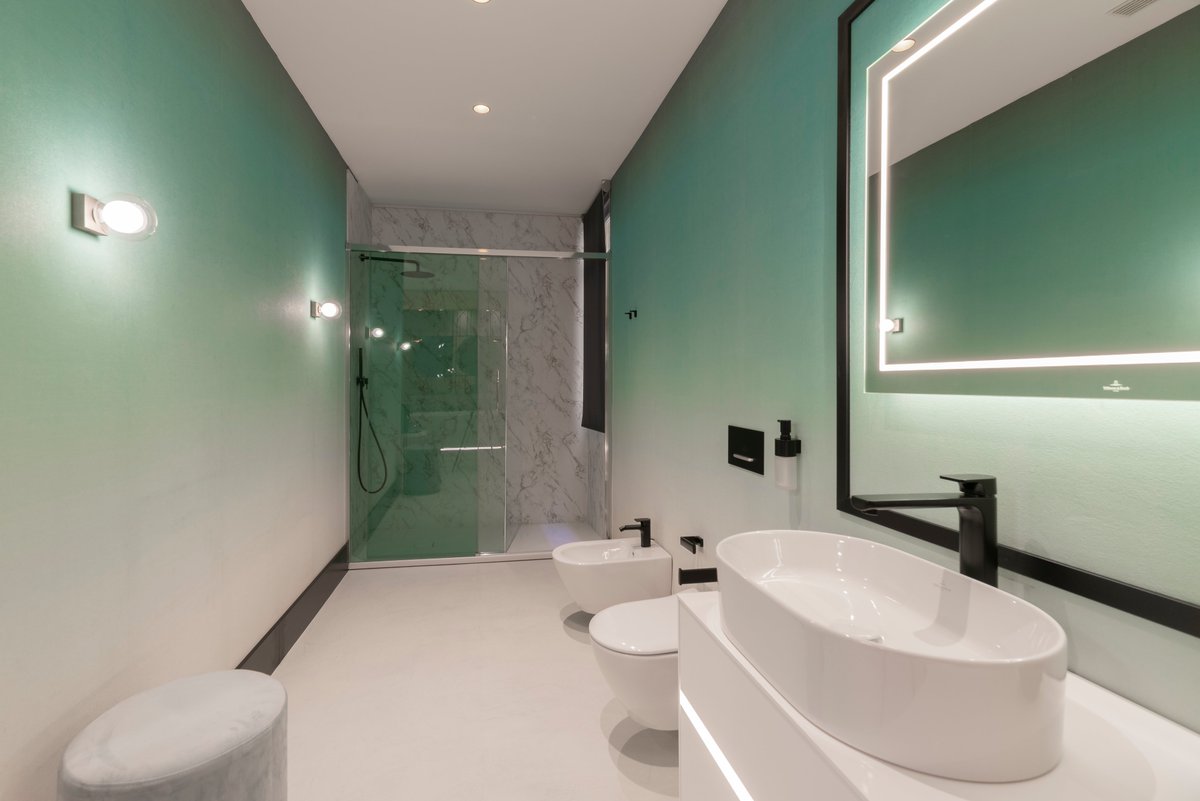 VilleroyBochES's tweet photo. El baño degradé diseñado por #welcomedesign en
@docontractmad aplica el #lessismore, utilizando un papel vinílico degradado en tonos verdes que resaltan aun más el espejo iluminado de Villeroy & Boch. #interiorismo #diseño #bathroomdesign #interiodesign #greenbathroom https://t.co/uInUFHeRSH