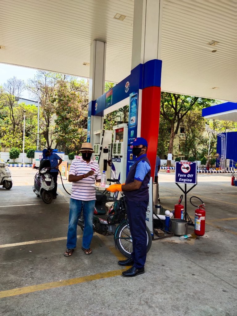 HpclBangalore's tweet photo. Help to Corona Fighters. Our HPCL Auto-care Centre OAR Bangalore, is providing Water bottles and Snacks to Bank Cash pickup Van and Customers 
#COVID19 #SaluteCoronaFighters #HarEkKaamDeshKeNaam #DeliveringHappiness #HindustanPetroleum #MeraHPPump 
@HPCL @Rg03Goel @hpcl_retail https://t.co/HhRi3015Ch