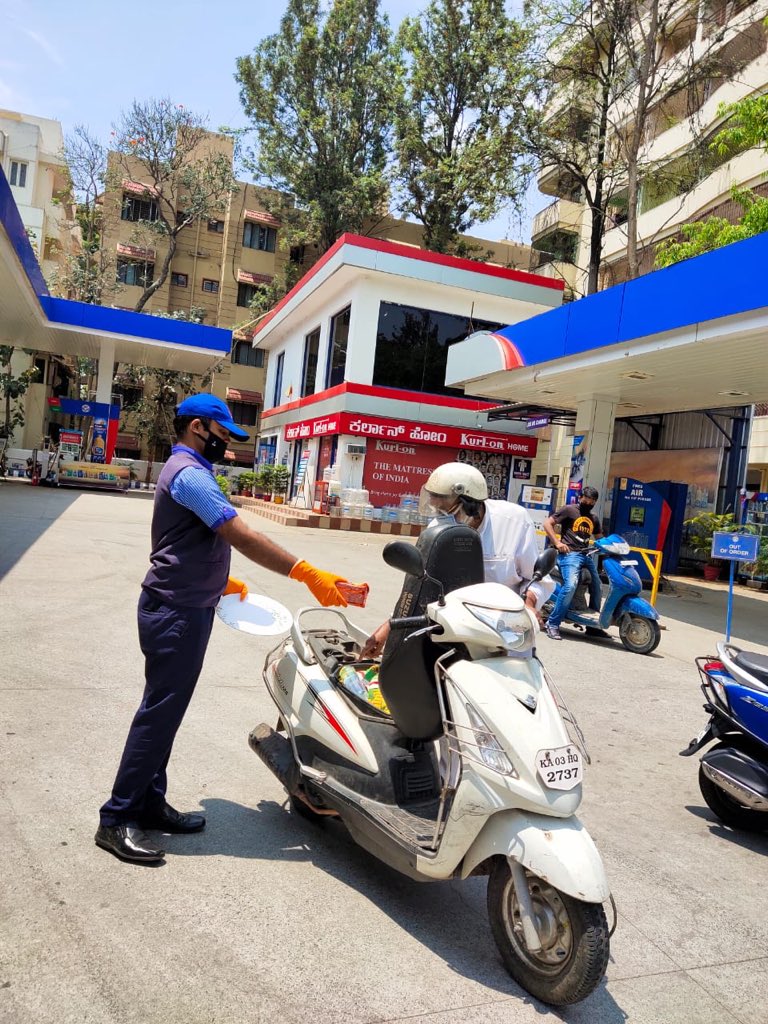 HpclBangalore's tweet photo. Help to Corona Fighters. Our HPCL Auto-care Centre OAR Bangalore, is providing Water bottles and Snacks to Bank Cash pickup Van and Customers 
#COVID19 #SaluteCoronaFighters #HarEkKaamDeshKeNaam #DeliveringHappiness #HindustanPetroleum #MeraHPPump 
@HPCL @Rg03Goel @hpcl_retail https://t.co/HhRi3015Ch