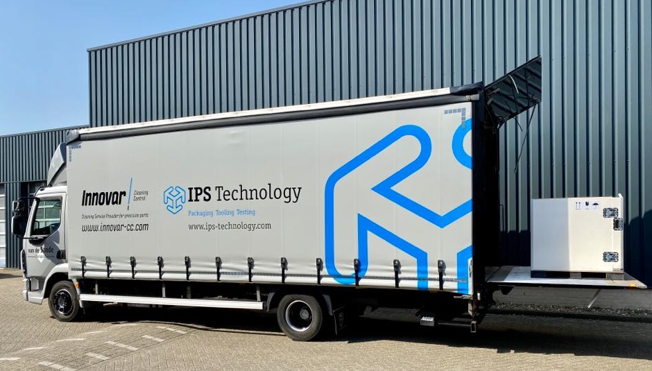 IPS_Technology's tweet image. Onze vaste transporteur Van de Sande Transport uit Hoogeloon heeft een nieuwe vrachtwagen met onze bedrijfsnamen zichtbaar op het afdekzeil. Met Van de Sande Transport transporteren we de hightech verpakkingsoplossingen naar onze klanten.