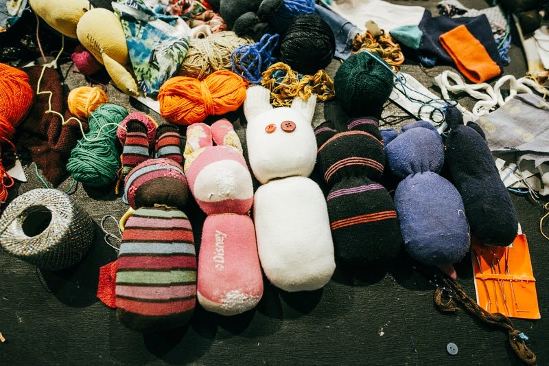 sandrarom17's tweet photo. @Mundo_Facundo #yomequedoEnCasa
#FacundoIdeas
reciclando viejos calcetines, o aquellos que perdieron su pareja en las profundidades de la lavadora, convirtiéndolos en muñecos-a los críos les encantarán!! Los CalceDolls** , ya sois como de la familia. 😀😀 https://t.co/NkBhDF8RVU