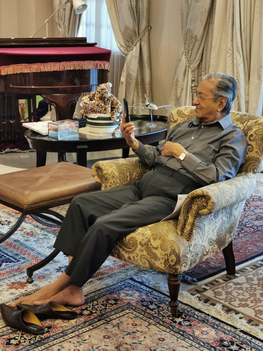 Apa khabar orang Sabah!

Bersama rakan seperjuangan, Ketua Menteri Sabah, DS Shafie Apdal.

Walaupun jauh, tidak bermakna hubungan tidak dapat dieratkan.